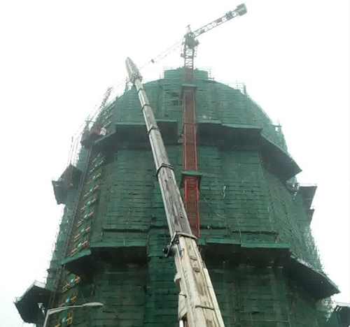 石渠吊车在工地上作业